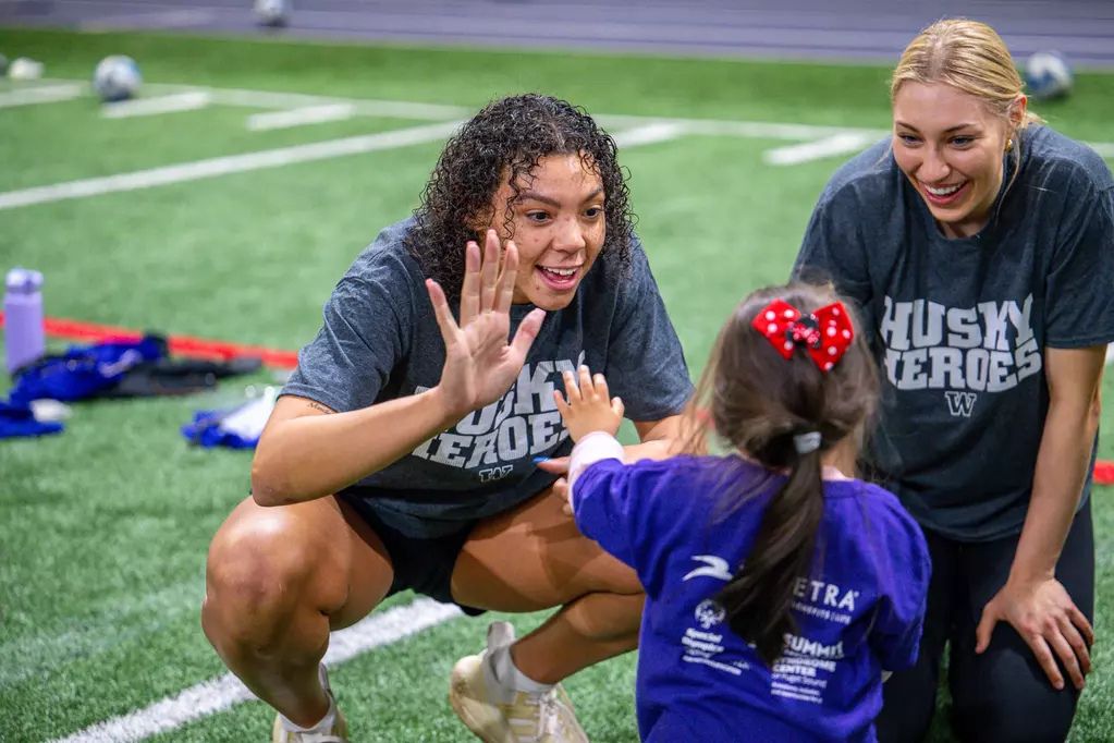 Husky hereoes, girls high fiving