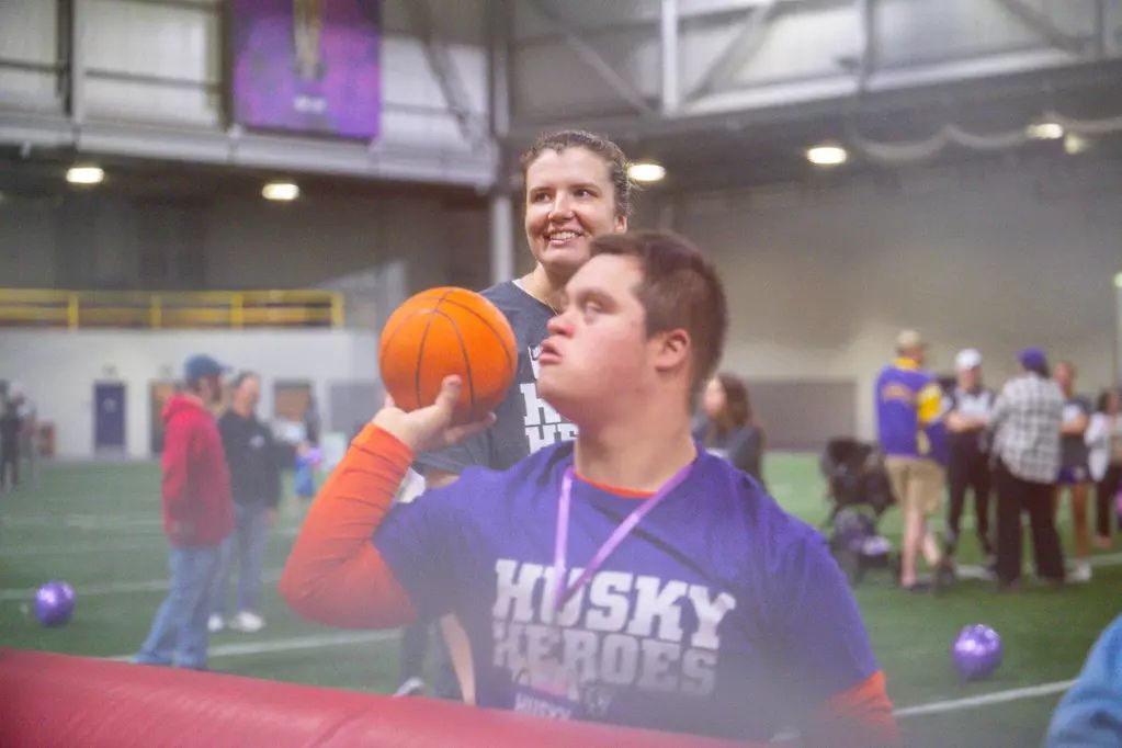 Husky Heroes, shooting basketball